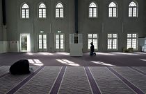 رجل يصلي في مسجد بأمستردام، هولندا.