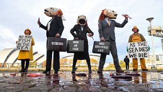 نشطاء تمرد المحيط ينظمون احتجاجًا على الصيد في أعماق البحار بالقرب من مكان انعقاد مؤتمر الأمم المتحدة لتغير المناخ COP26 في غلاسكو، اسكتلندا في 4 نوفمبر 2021