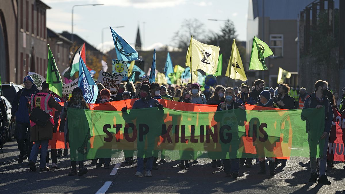 نشطاء بيئيون بالقرب من مقر انعقاد مؤتمر الأمم المتحدة للمناخ في غلاسكو