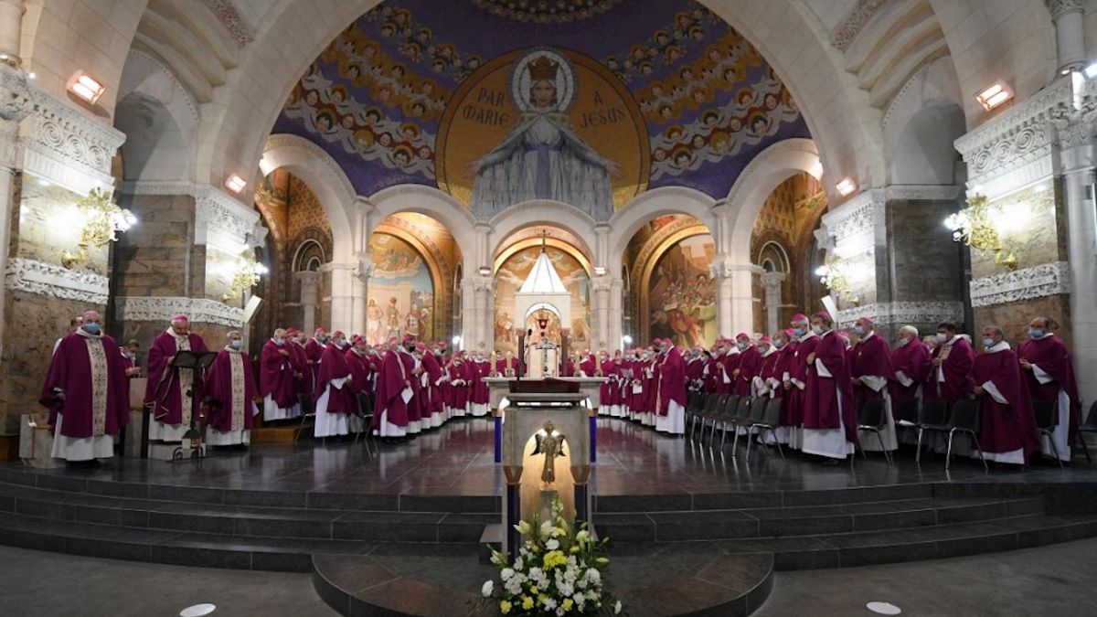 Les évêques de la Conférence des évêques de France lors d'une messe à Lourdes (France), le 2 novembre 2021