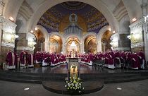 Les évêques de la Conférence des évêques de France lors d'une messe à Lourdes (France), le 2 novembre 2021