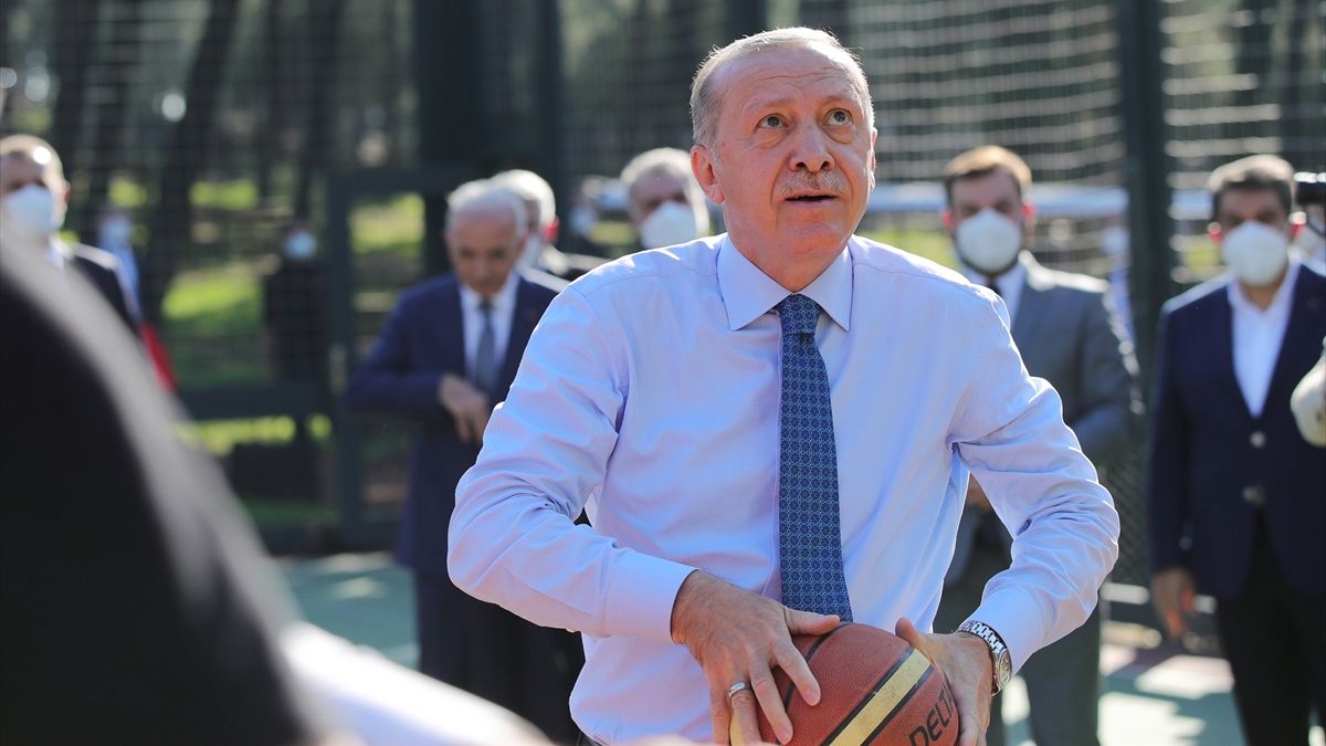 Erdoğan, millet bahçesinde basketbol oynadı