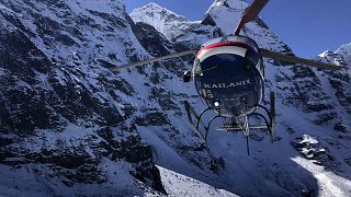 Un hélicoptère survolant la zone au Népal où trois alpinistes français sont portés disparus (1/11/2021)