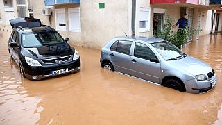 سيارات في شارع غمرته المياه في ضاحية إليدا في سراييفو، البوسنة.