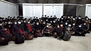 Girit açıklarında bulunan anak İstanköy Adası'na getirilen göçmenler