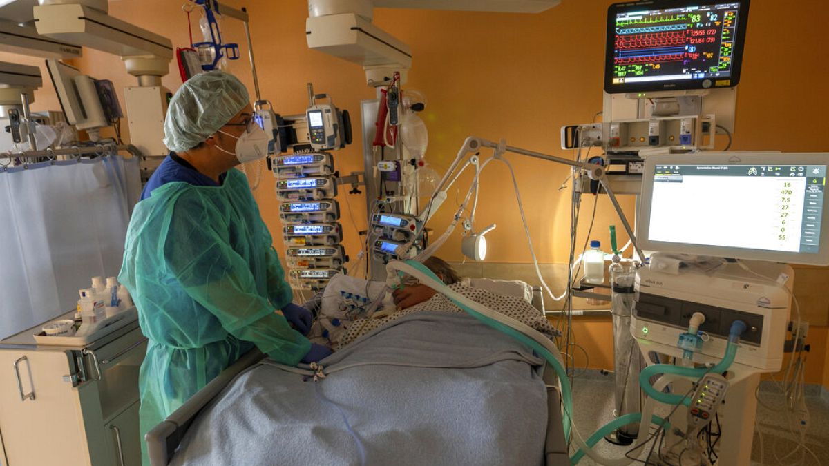 Un medico cura un paziente affetto da Covid nell'unità di terapia intensiva della clinica Asklepios di Monaco di Baviera, Germania