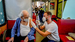 Un hombre recibe una dosis de la vacuna contra la COVID en Frankfurt, Alemania