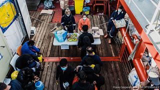 Illegális bevándorlók az Ocean Viking fedélzetén 2020. júliusában a szicíliai Porto Empedocle kikötőjében – képünk illusztráció