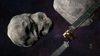 Ilustração da nave DART da NASA antes do impacto no sistema duplo de asteróides