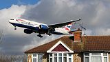 تحيلق طائرة من طراز بوينج 777-236 تابعة للخطوط الجوية البريطانية فوق منازل سكنية- فبراير 2021.