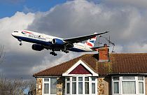 تحيلق طائرة من طراز بوينج 777-236 تابعة للخطوط الجوية البريطانية فوق منازل سكنية- فبراير 2021.