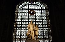 Une statue représentant Saint Jean Baptiste de La Salle dans une église catholique à Paris, le 5 octobre 2021