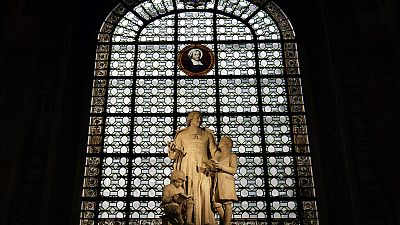 Une statue représentant Saint Jean Baptiste de La Salle dans une église catholique à Paris, le 5 octobre 2021