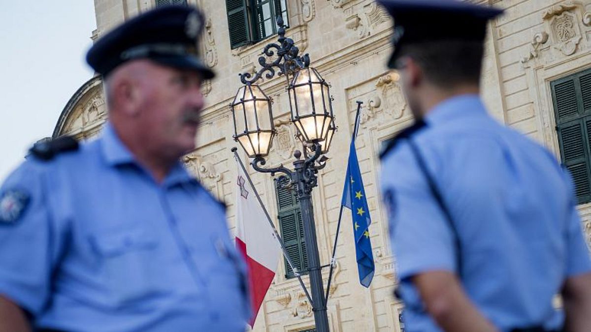 عناصر شرطة يقومون بدورية في ساحة قشتالة، بالقرب من مقر مكتب رئيس الوزراء في مالطا 