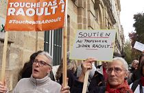 شاهد: اعتصام تضامني مع طبيب فرنسي قبيل خضوعه لجلسة تأديبية بسبب "كوفيد-19"