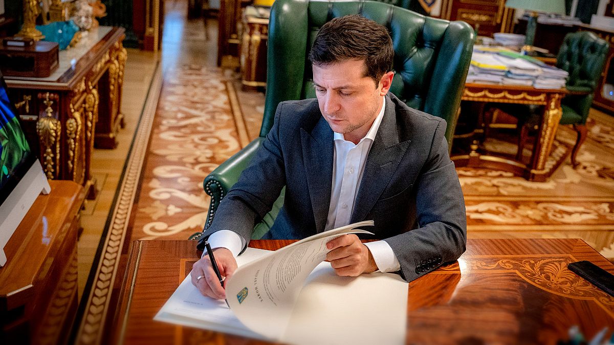 Volodimir Zelenszkij aláírja a törvényt