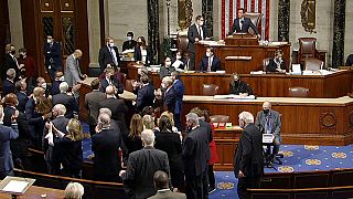 يحتفل الديمقراطيون في قاعة مجلس النواب في واشنطن بعد الموافقة على مشروع قانون البنية التحتية بقيمة 1.2 تريليون دولار-5 نوفمبر 2021