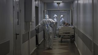 موظفو القطاع الصحي يرتدون ملابس واقية في مستشفى في كراسنودار جنوب روسيا