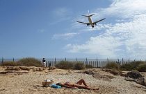 Espagne : un avion atterrit d'urgence, une vingtaine de personnes s'en enfuient