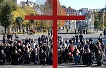 Les évêques s'agenouillent sur l'esplanade de la basilique Notre-Dame du Rosaire, à Lourdes, le 6 novembre 2021