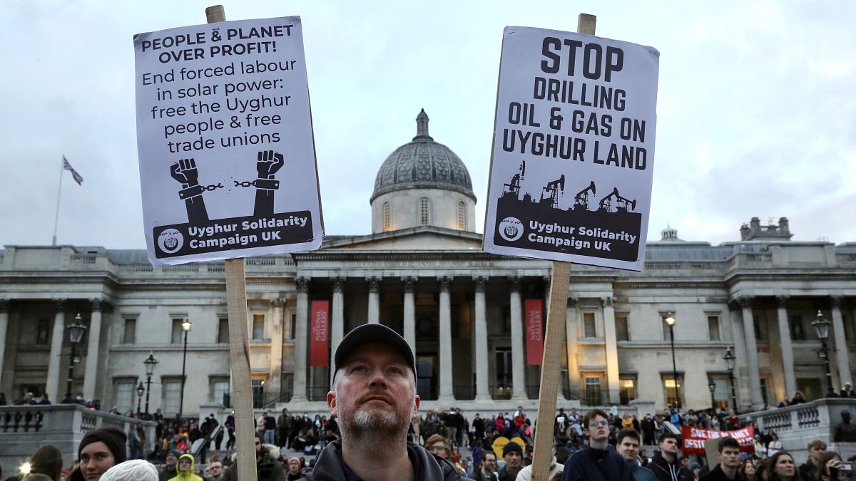 Londra'da on binlerce kişi iklim için yürüdü