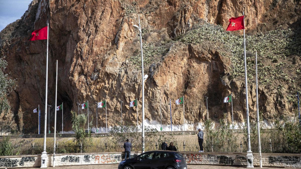 على جانبي الحدود المغربية الجزائرية المغلقة، بالقرب من مدينة وجدة المغربية، الجمعة 5 نوفمبر 2021. 