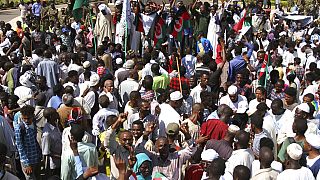 متظاهرون سودانيون يشاركون في مسيرة للمطالبة بحل الحكومة الانتقالية، الخرطوم، السودان،  16 أكتوبر 2021
