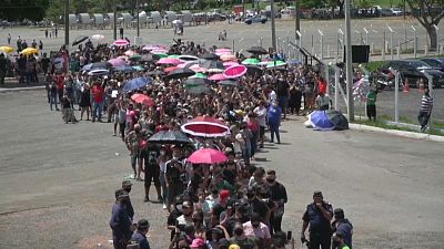شاهد: حشود ضخمة تشارك في وداع المغنية البرازيلية ماريليا ميندونسا