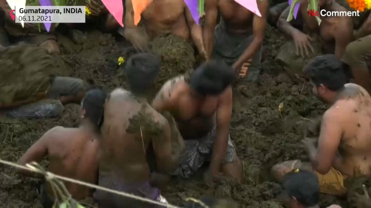 شاهد: معركة بروث الأبقار في قرية هندية خلال مهرجان جورهاببا