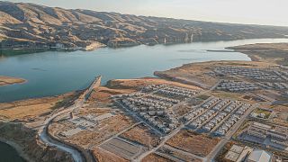Плотина Илису разделила недавно построенные кварталы города Хасанкейф и его древние затопленные развалины