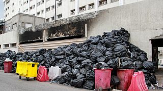 أكياس القمامة المتراكمة على جانب شارع في وسط مدينة صفاقس الساحلية - 6 نوفمبر 2021