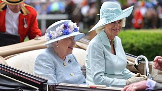 صورة من الارشيف - ملكة بريطانيا إليزابيث الثانية (في الوسط) والبريطانية كاميلا دوقة كورنوال (على اليمين)