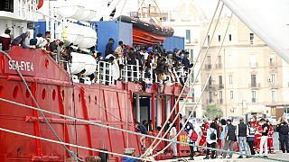 سفينة إنقاذ إنسانية تنقذ  800 مهاجرا بينهم أطفال من البحر الأبيض المتوسط