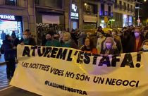A növekvő villanyár ellen tüntettek Barcelonában