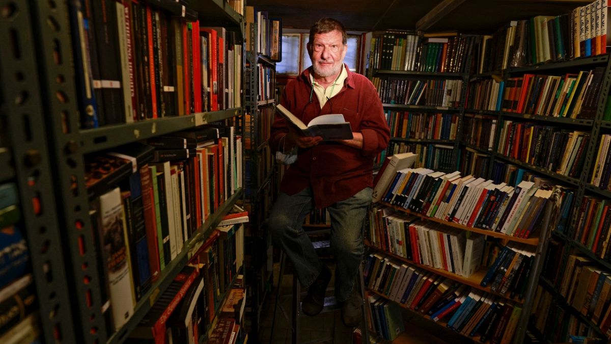 مارسيل ماركوس يرتب الكتب في مكتبة لودفيغ ماير في مدينة القدس.