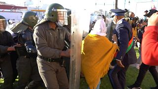 قوات الشرطة في العاصمة المغربية الرباط تفرق مظاهرة ضد فرض بطاقة الصحة ضد كوفيد.