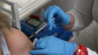 Első adagját kapja meg egy nő a koronavírus elleni védőoltásnak Miskolcon