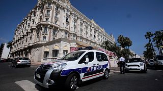 Fransa'nın Cannes kentinde bir adli vakaya müdahale eden Fransız polisi (arşiv)