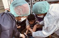 Çocuk felci aşısı olan bir çocuk (arşişv)