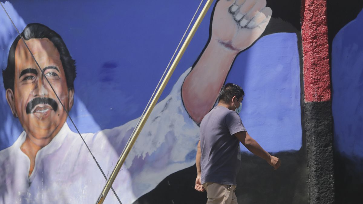 نقاشی دانیل اورتگا بر یکی از دیوارهای ماناگوئا/ نیکاراگوئه