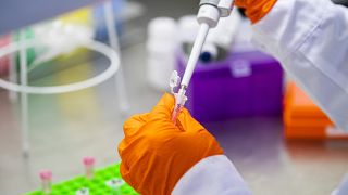 اللقاحات العاملة بتقنية الحمض النووي الريبي المرسال المضادة لكوفيد-19.