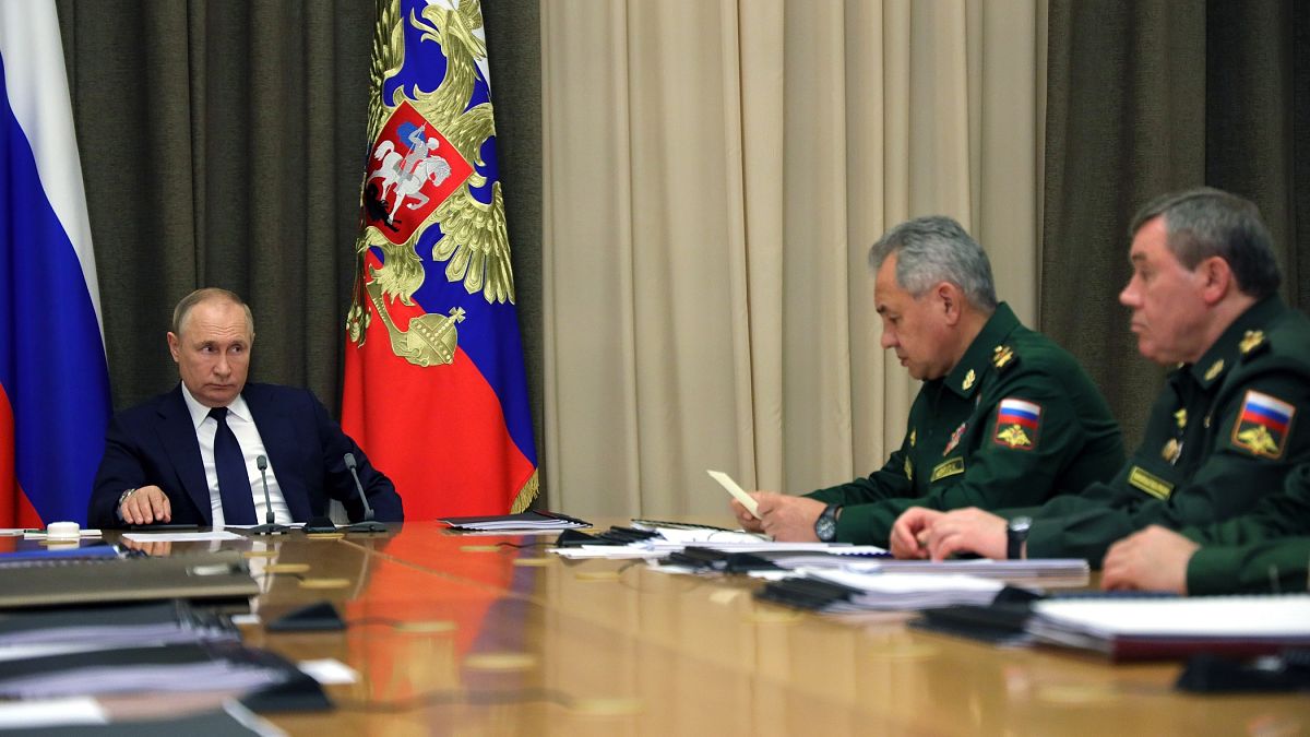 الرئيس الروسي فلاديمير بوتين ووزير الدفاع سيرغي شويغو وقائد هيئة الأركان العامة فاليري غيرازيموف 