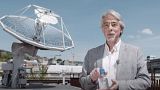 Prof. Dr. Aldo Steinfeld'in elindeki şişede yüzde 100 oranda sürdürülebilir enerjiyle üretilen "güneş keroseni" sentez gazını tanıtırken.