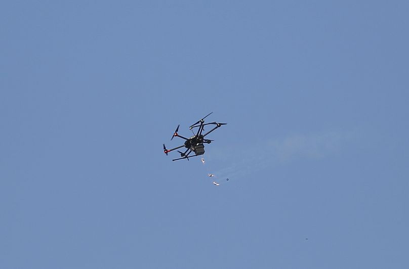 طائرة بدون طيار تستخدمها القوات الإسرائيلية لإطلاق الغاز المسيل للدموع على الفلسطينيين خلال مظاهرة قرب حدود قطاع غزة مع إسرائيل