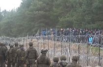نظارت پلیس بلاروس بر درگیری سربازان لهستانی با پناهجویان در مرز دو کشور