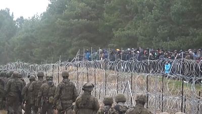نظارت پلیس بلاروس بر درگیری سربازان لهستانی با پناهجویان در مرز دو کشور 