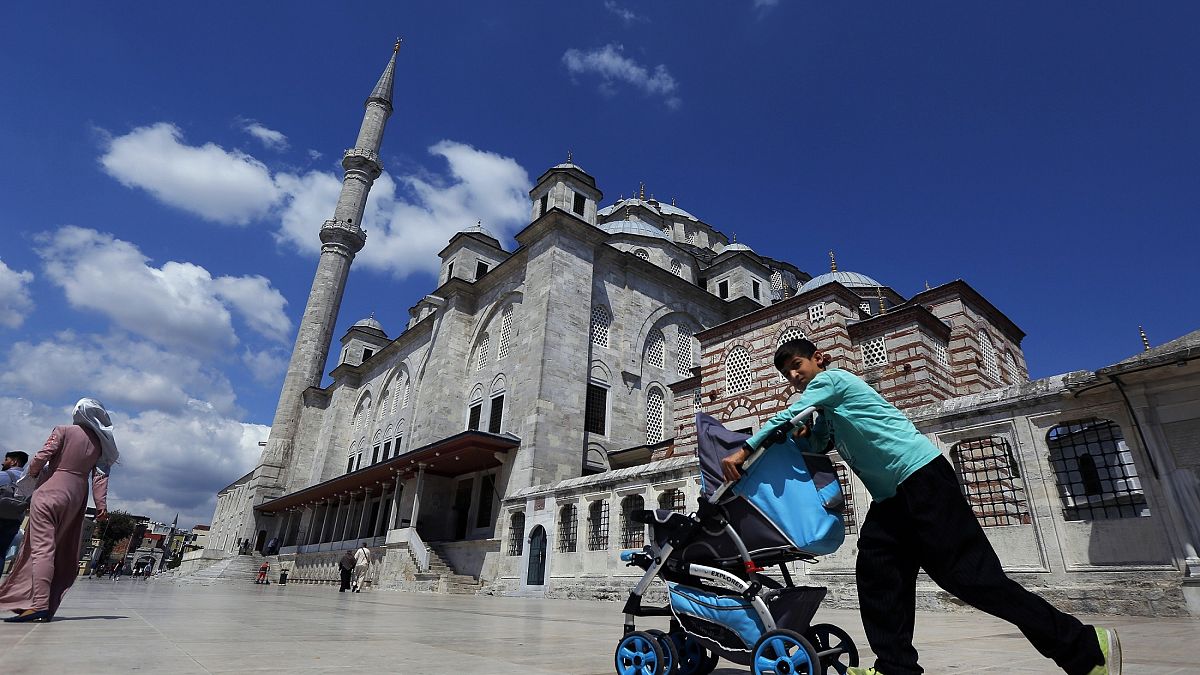 أمام مسجد الفاتح في إسطنبول 