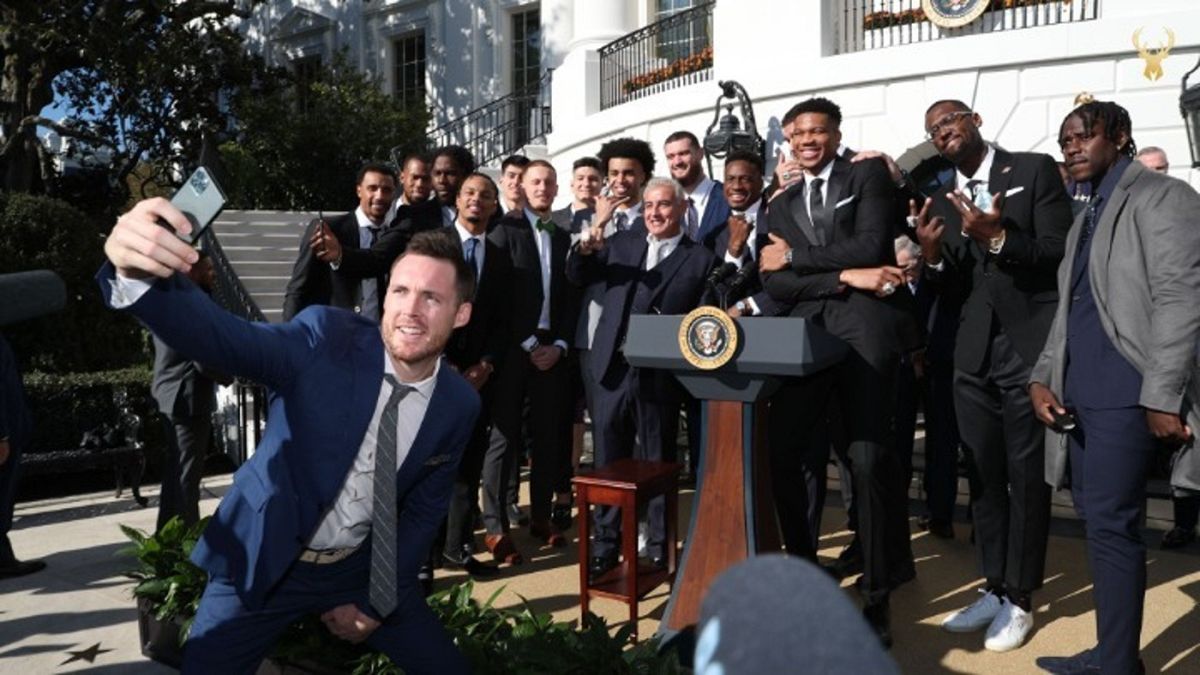Οι πρωταθλητές του ΝΒΑ Μιλγουόκι Μπακς κατά την επίσκεψή τους στον Λευκό Οίκο