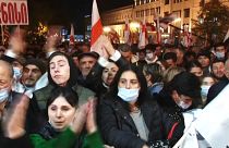 Menschen auf der Kundgebung in Tiflis