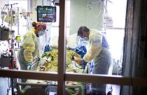 Beteget ápolnak a St. Luke's Boise Medical Center idaho-i kórházában az intenzív osztályon